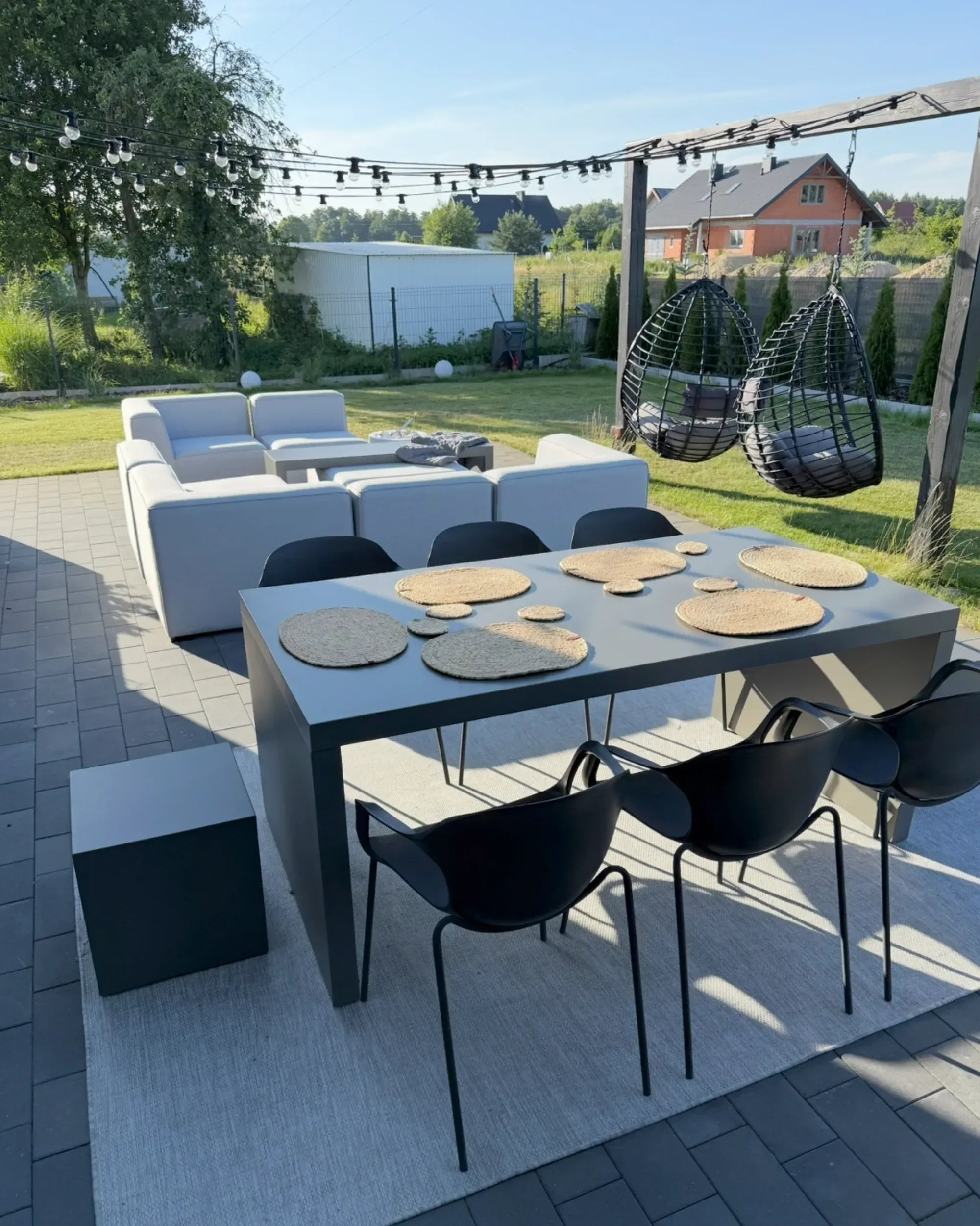 Table à manger de jardin 180 x 90 cm - Plateau en ciment gris et piètement en acier en U - 6 places