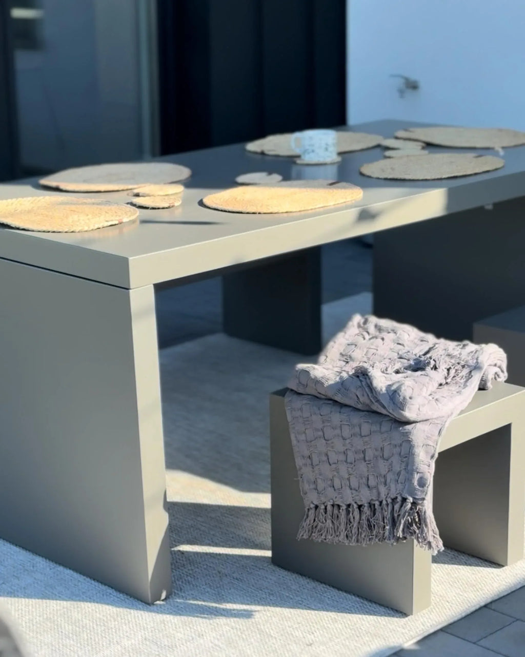 Table à manger de jardin 180 x 90 cm - Plateau en ciment gris et piètement en acier en U - 6 places