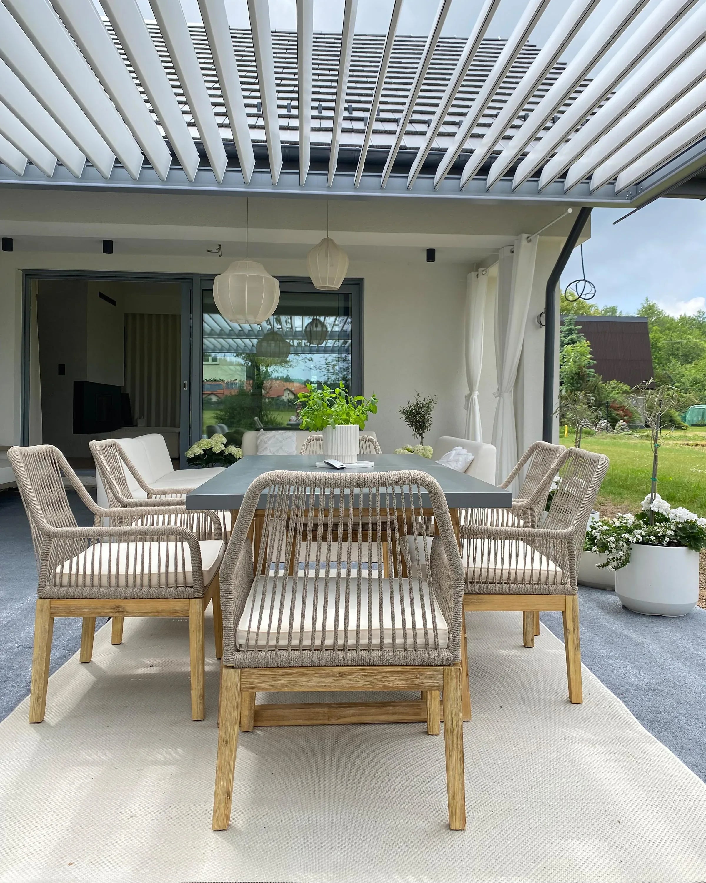 Table de salle à manger de jardin 180 x 90 cm - Plateau en ciment gris et pieds en bois d'acacia - 6 places