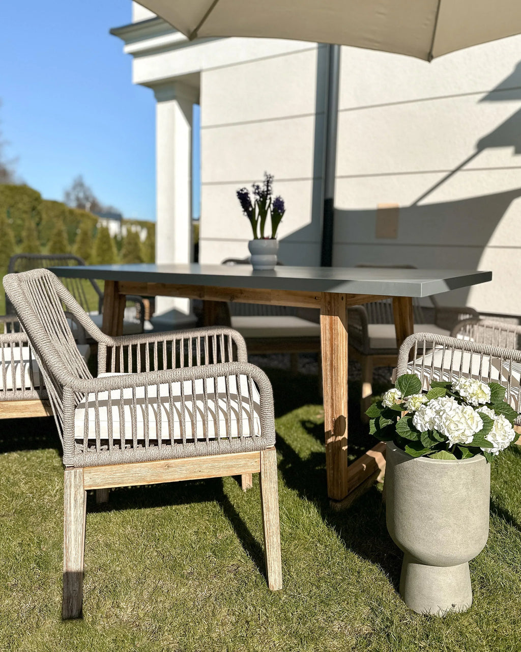 Table de salle à manger de jardin 180 x 90 cm - Plateau en ciment gris et pieds en bois d'acacia - 6 places