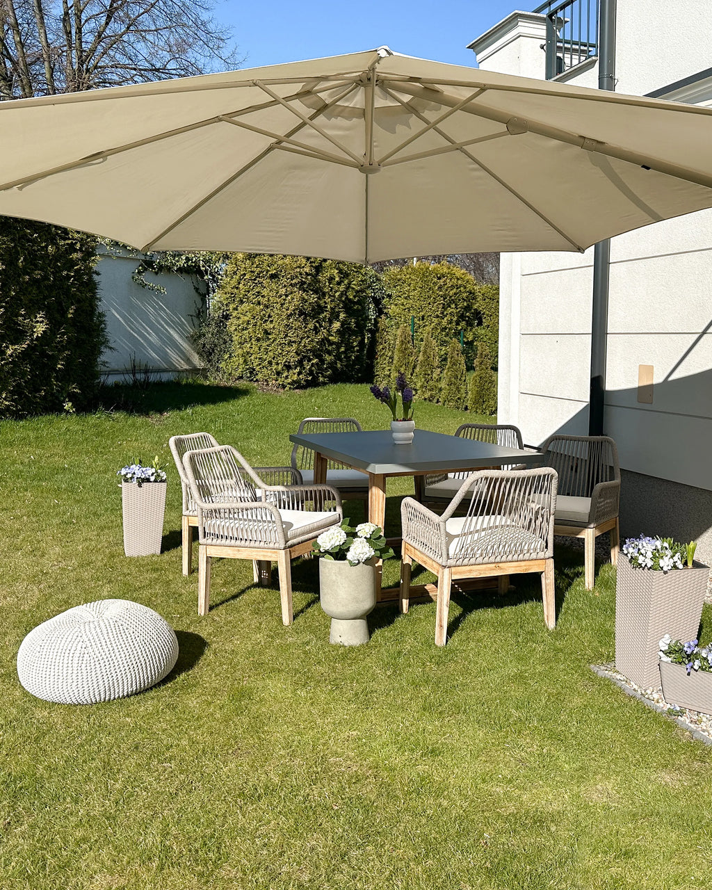 Table de salle à manger de jardin 180 x 90 cm - Plateau en ciment gris et pieds en bois d'acacia - 6 places