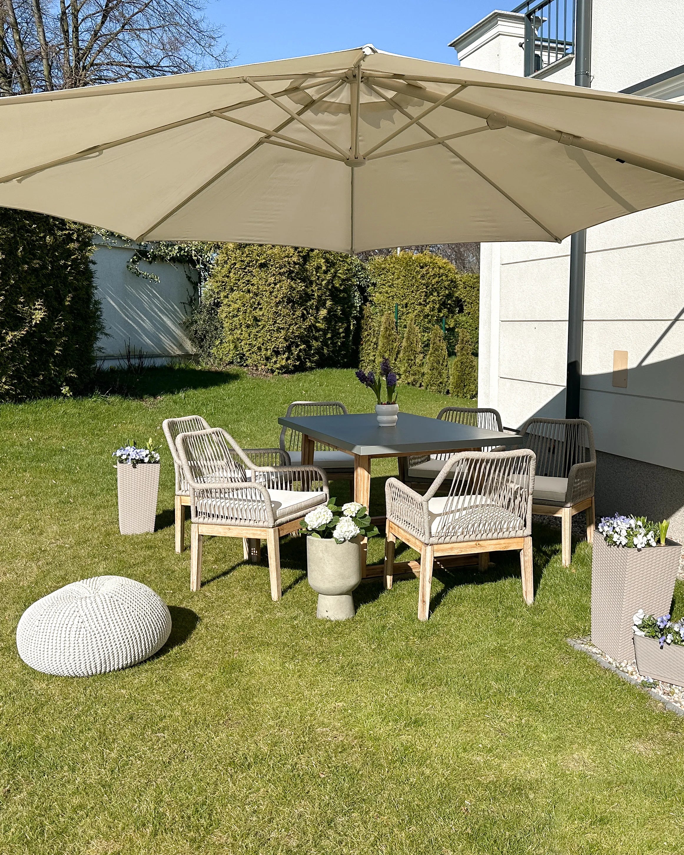 Table de salle à manger de jardin 180 x 90 cm - Plateau en ciment gris et pieds en bois d'acacia - 6 places
