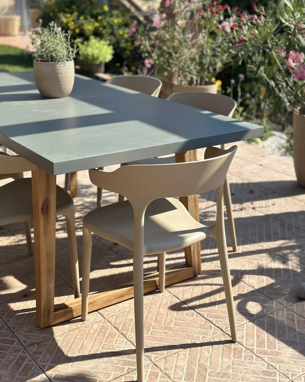 Table de salle à manger de jardin 180 x 90 cm - Plateau en ciment gris et pieds en bois d'acacia - 6 places